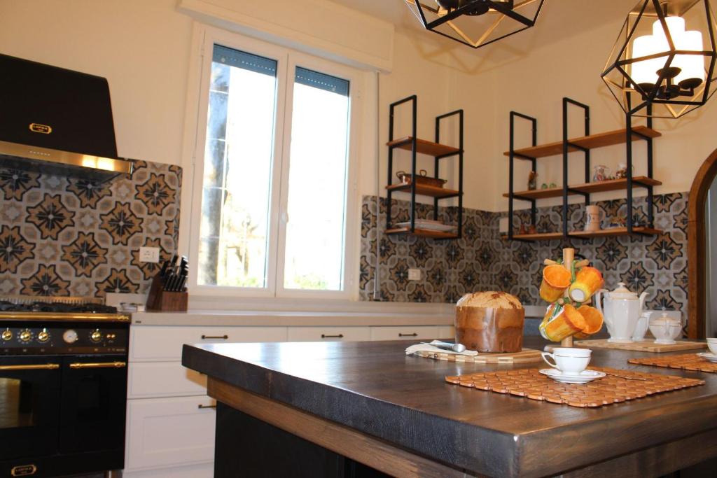 - une cuisine avec un comptoir avec un gâteau dans l'établissement Villa La Casa Bianca, à Podere Pian Mucini