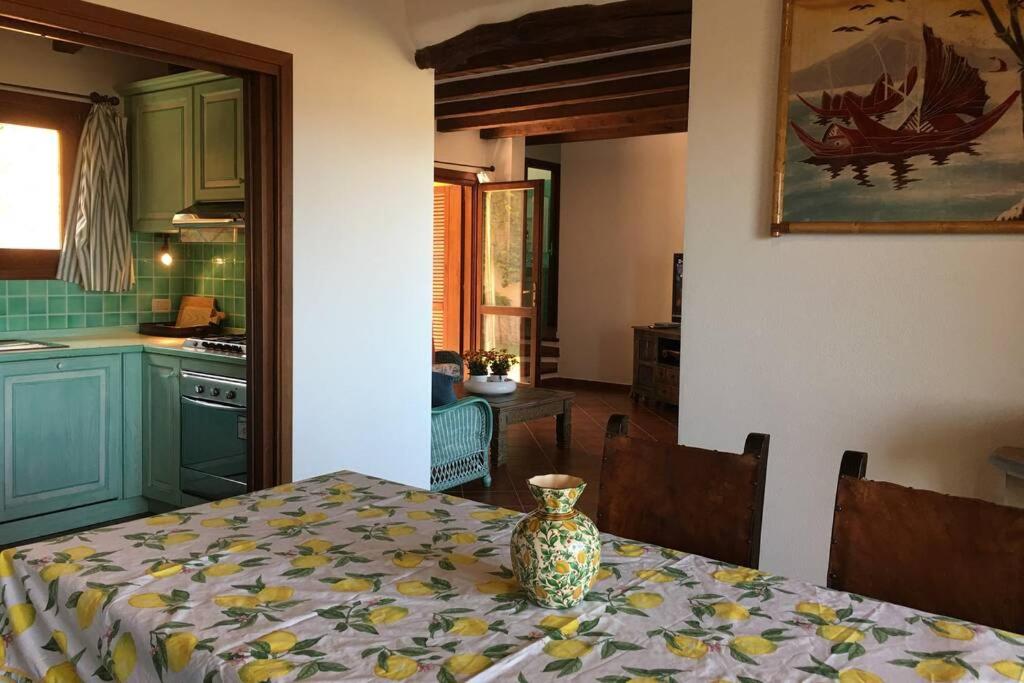 une cuisine avec une table avec un vase dessus dans l'établissement VILLAROSA Views, à Porto San Paolo