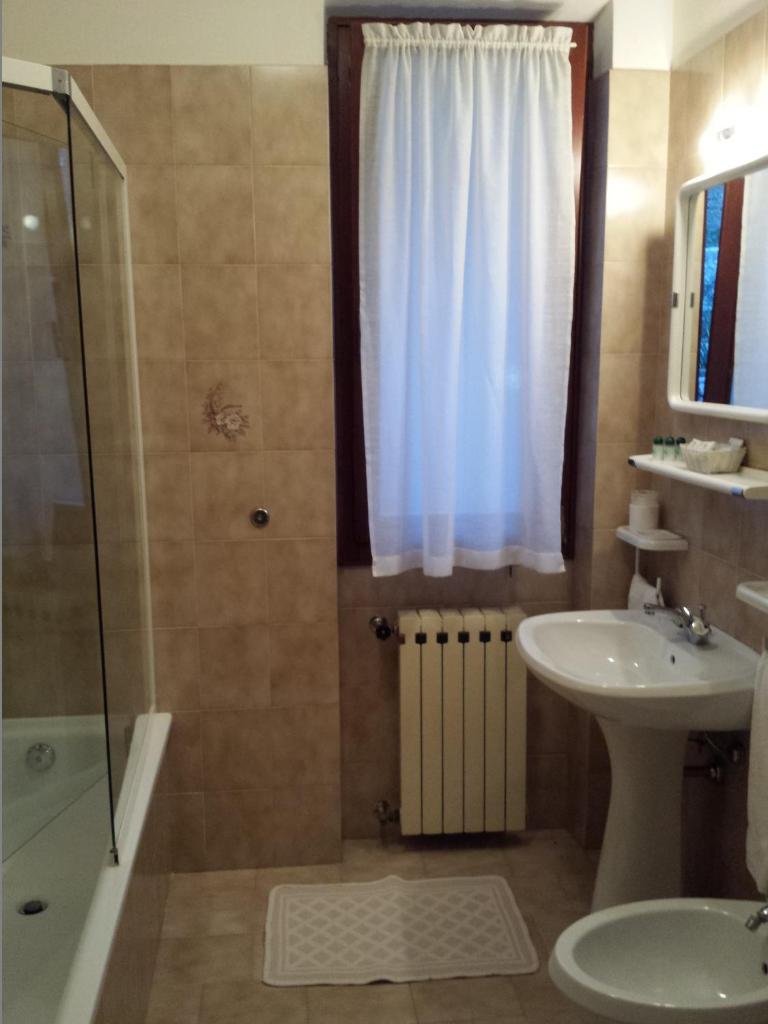 une salle de bain avec douche, lavabo et toilettes dans l'établissement Residence Miravalle, à Limone sul Garda