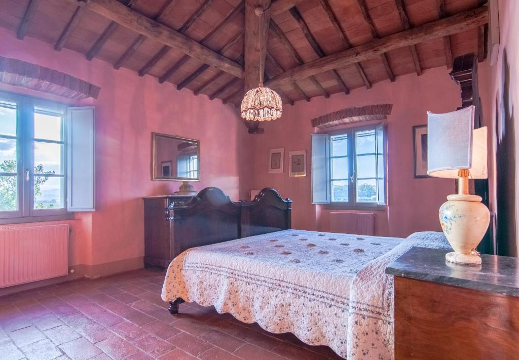 - une chambre avec un lit dans une pièce aux murs rouges dans l'établissement Cottage Il Faldo, à Paciano 62 autres photos
