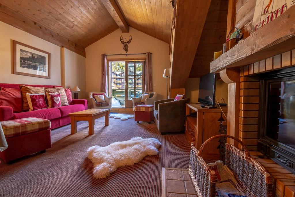 - un salon avec un chien posé sur le sol dans l'établissement Bel Appartement spacieux 65m2 Les Arcs 1950, à Arc 1950