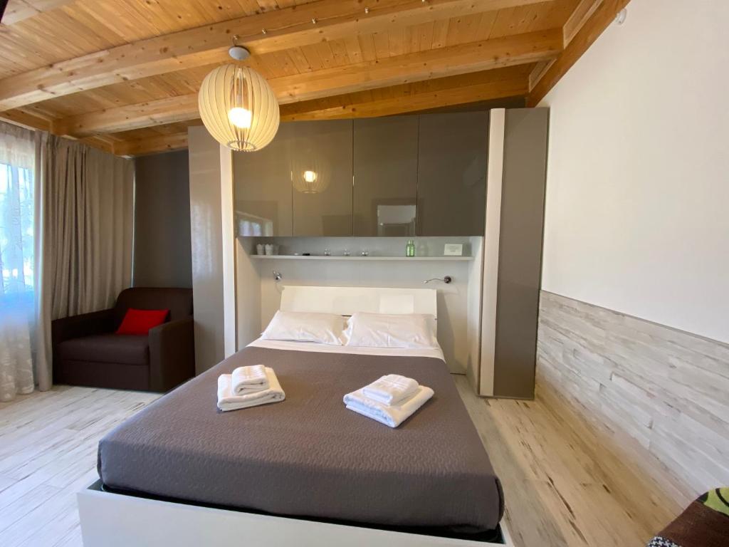 une chambre avec un lit avec deux serviettes dessus dans l'établissement VILLA SICILIA, à Calatabiano