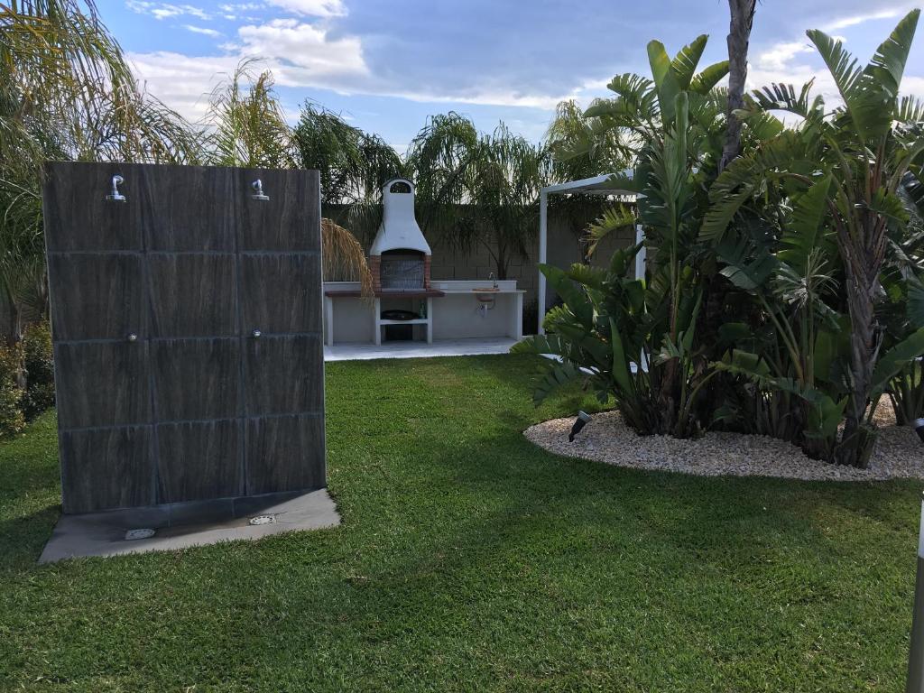 une arrière-cour avec un portail en bois et un grill dans l'établissement VILLA SICILIA, à Calatabiano