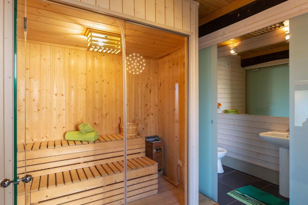 - une salle de bains en bois avec un sauna et un lavabo dans l'établissement Casa Alice, à Bagni di Lucca