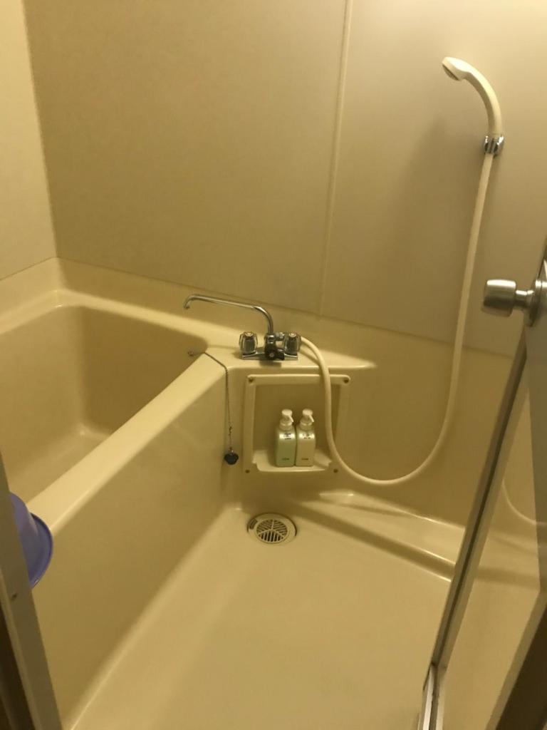 d'une baignoire avec un tuyau relié à celle-ci. dans l'établissement Osaka Ryokan Kuramoto, à Osaka