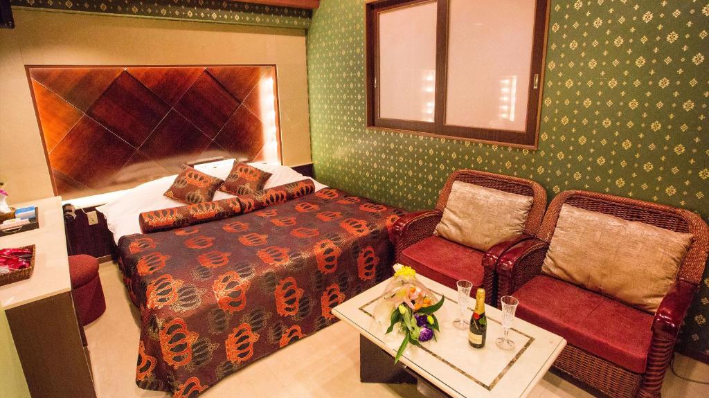 une chambre avec un lit, un canapé et une table dans l'établissement Restay Hakodate(Adult Only), à Hakodate