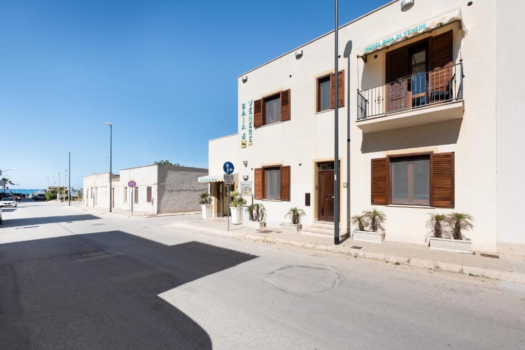 un bâtiment au bord d'une rue dans l'établissement Hotel Baia Di Venere, à San Vito Lo Capo