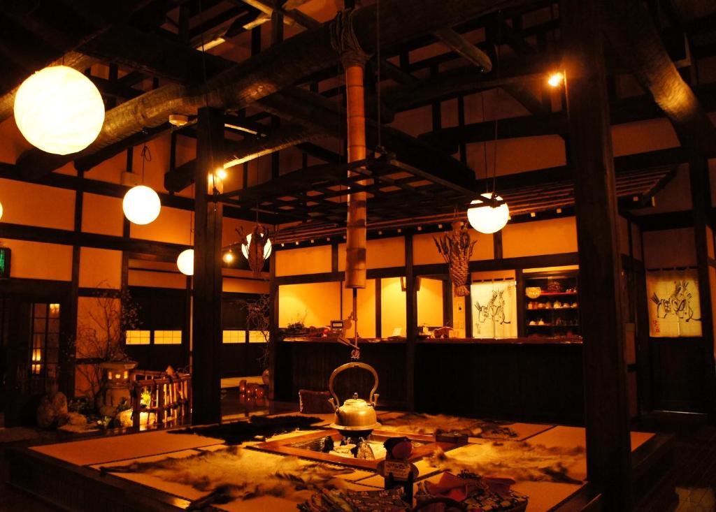 une chambre avec une table et des lumières dans un bâtiment dans l'établissement Hidaji (Adult Only), à Takayama