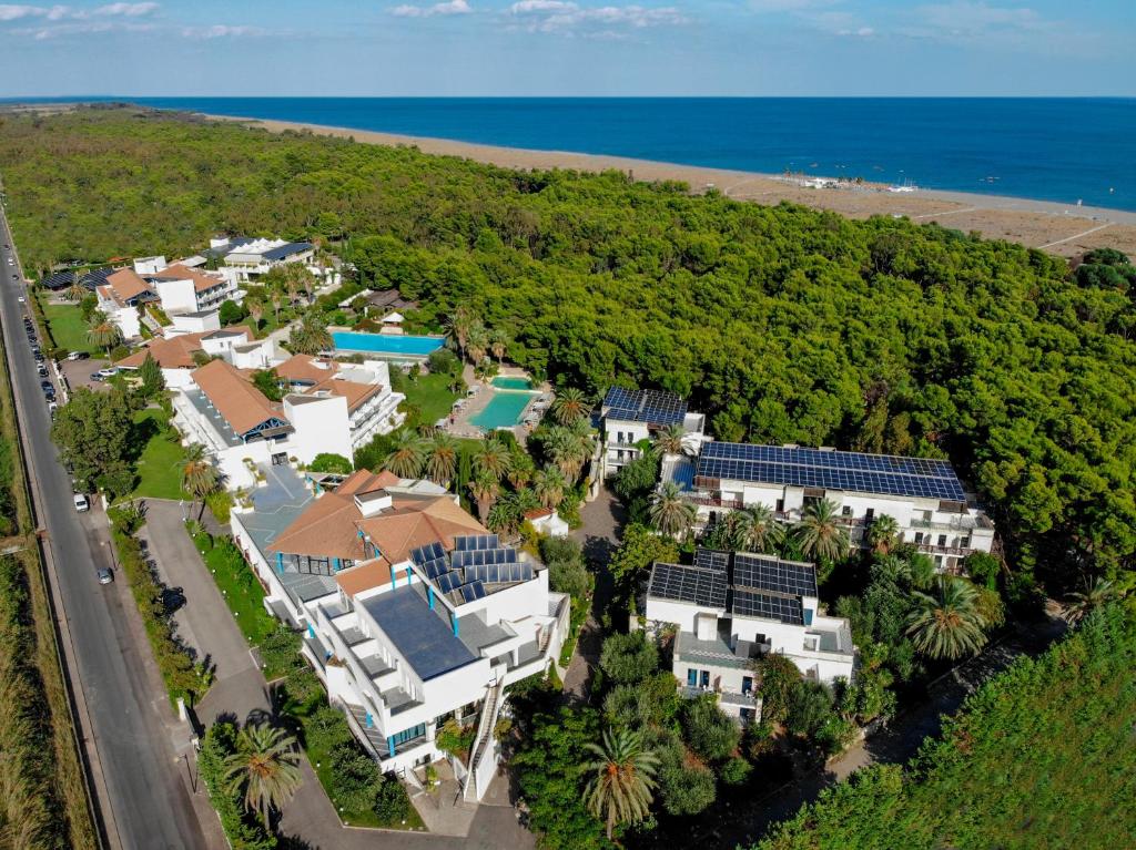 - une vue aérienne sur une maison sur la plage dans l'établissement Villaggio Giardini D'Oriente, à Nova Siri Marina