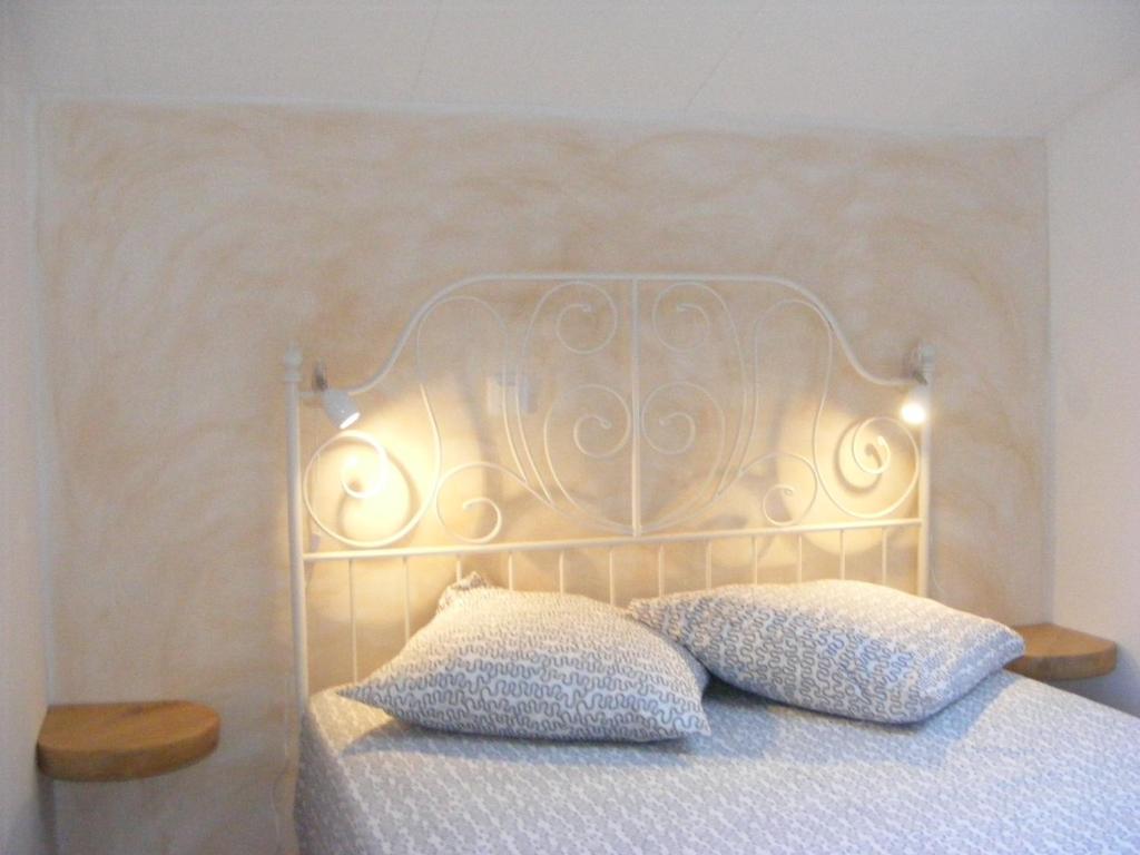 - un lit avec une tête de lit en métal et 2 oreillers dans l'établissement Lestival, le gîte, à Usclas-du-Bosc 7 autres photos