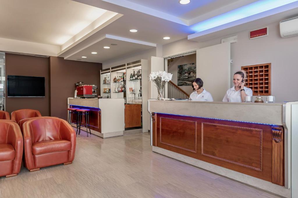 2 personnes dans un bar du hall de l'hôtel dans l'établissement Hotel Sole Mio, à Rimini