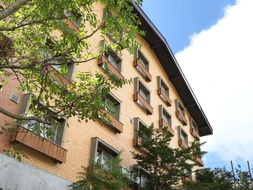 d'un grand bâtiment en briques avec des fenêtres. dans l'établissement Shiga Ichii Hotel, à Yamanouchi