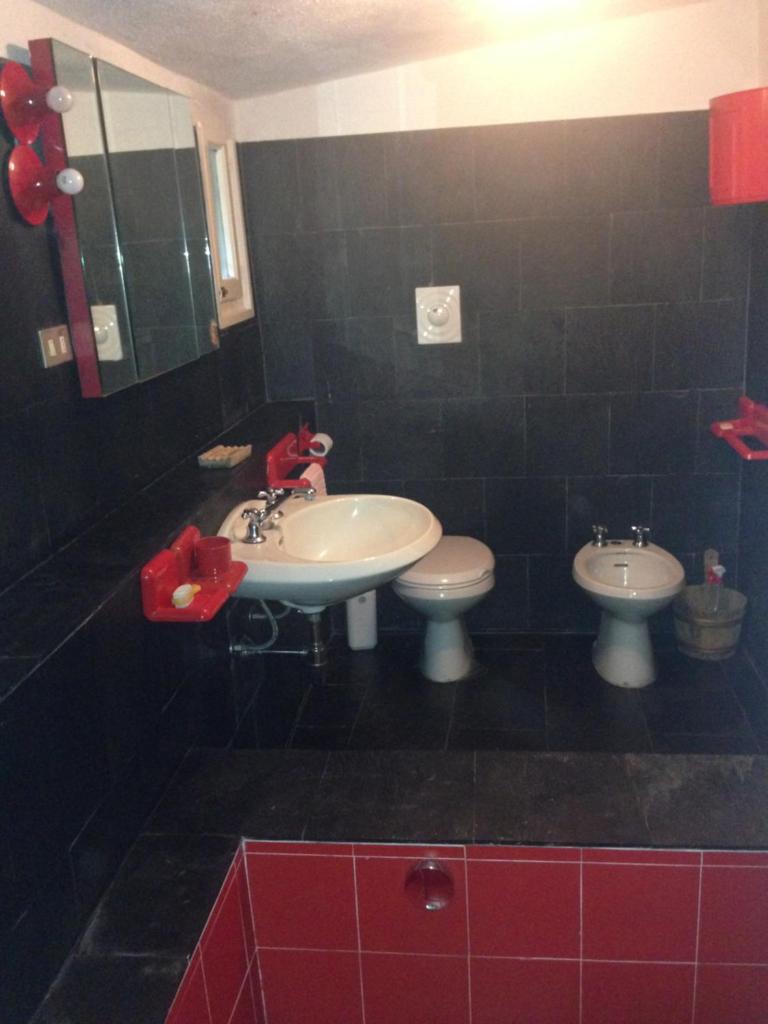 une salle de bain avec un lavabo et des toilettes dans l'établissement Maison de Charme Giulietta, à Bonassola