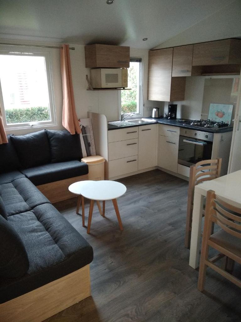 un salon avec un canapé et une table dans l'établissement camping 4 étoiles le lac des rêves, à Pérols