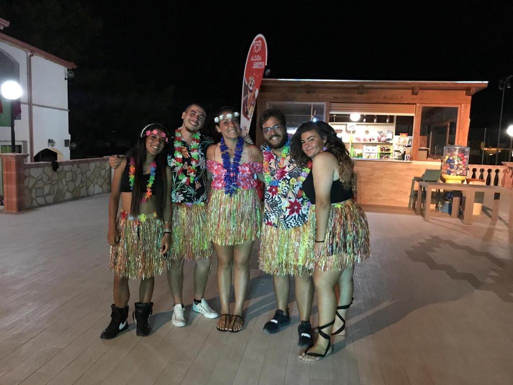 un groupe de personnes posant pour une photo dans l'établissement Village La Canzone del Mare, à Vieste 133 autres photos