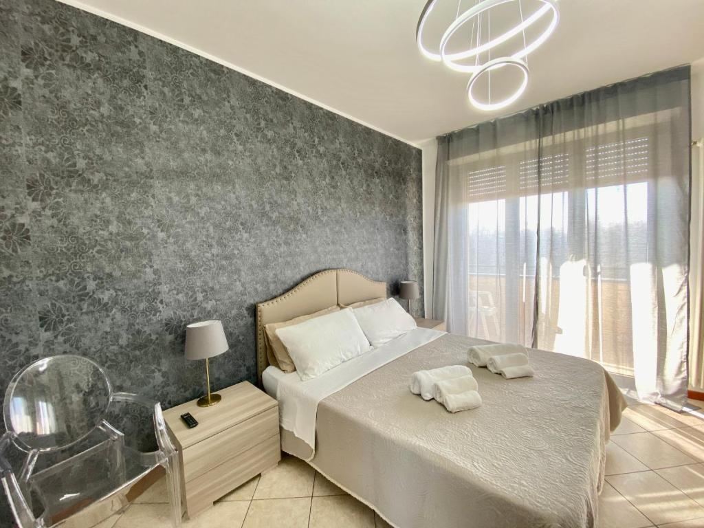 une chambre avec un grand lit et un lustre dans l'établissement Residence Cima, à Rimini 35 autres photos
