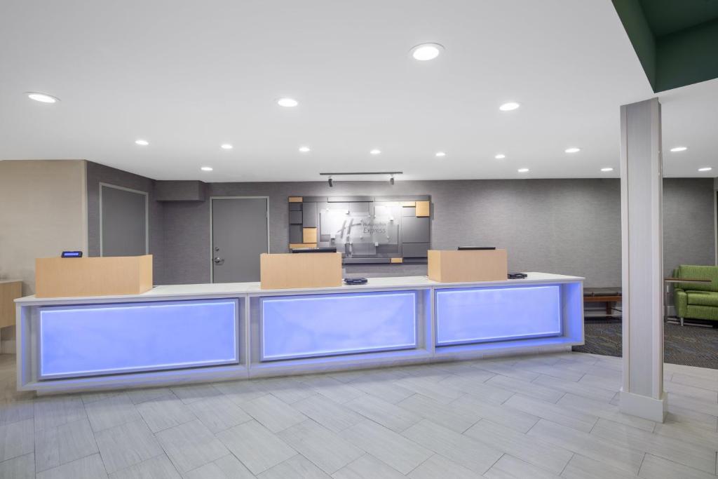 Holiday Inn Express San Diego Airport-Old Town, an IHG Hotel Image