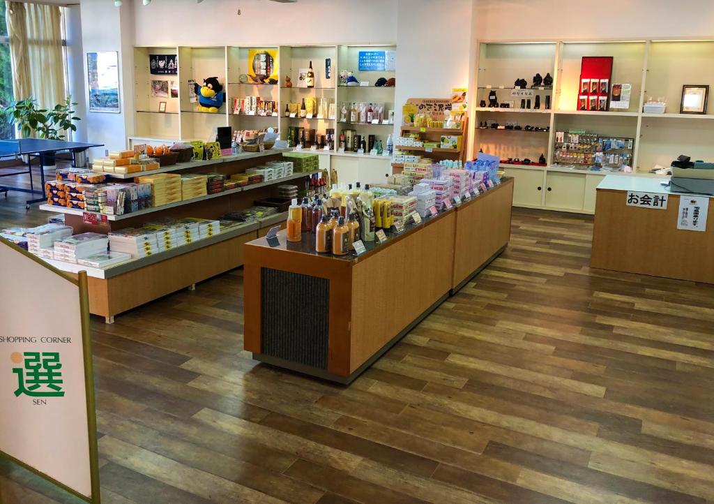 un magasin avec une pharmacie et un pharmacien dans l'établissement Hotel Nagisaya, à Katsuura