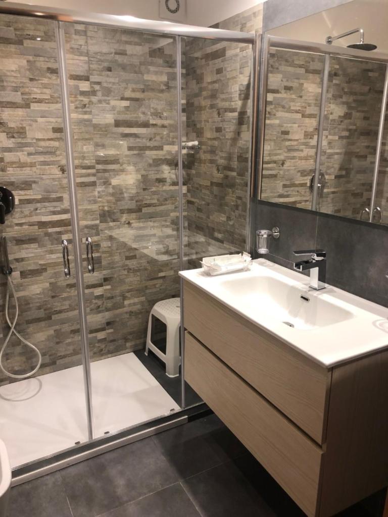 une salle de bain avec un lavabo et une douche dans l'établissement Hotel Sul Mare Al Gabbiano, à Scoglitti