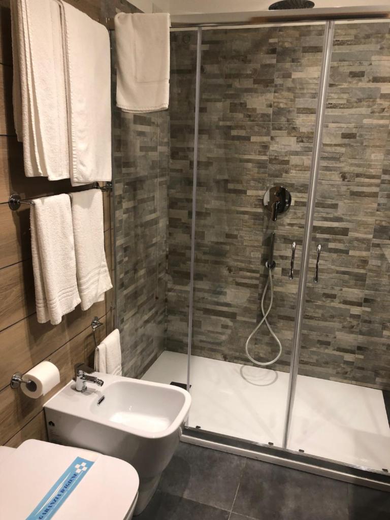 une salle de bain avec douche et lavabo dans l'établissement Hotel Sul Mare Al Gabbiano, à Scoglitti