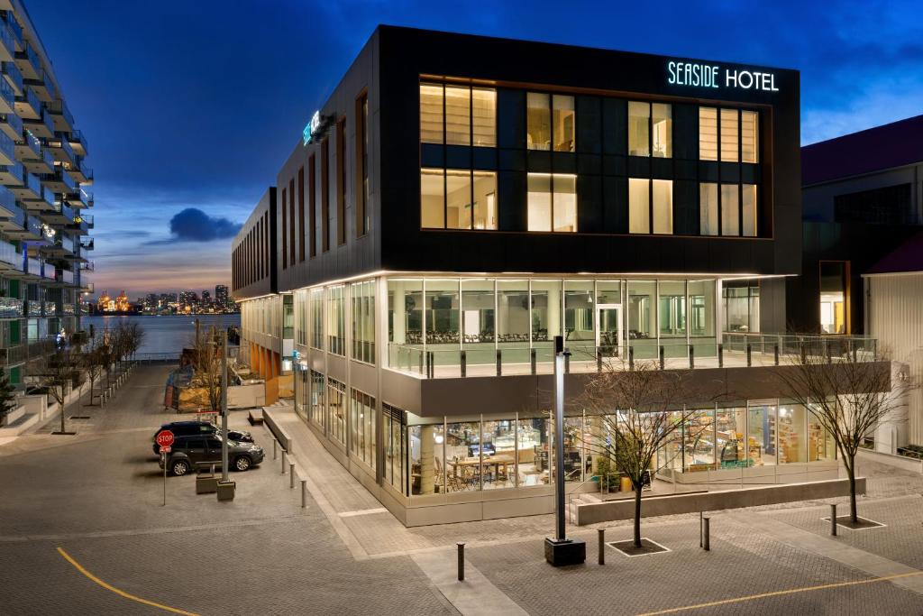 Seaside Hotel North Vancouver Image
