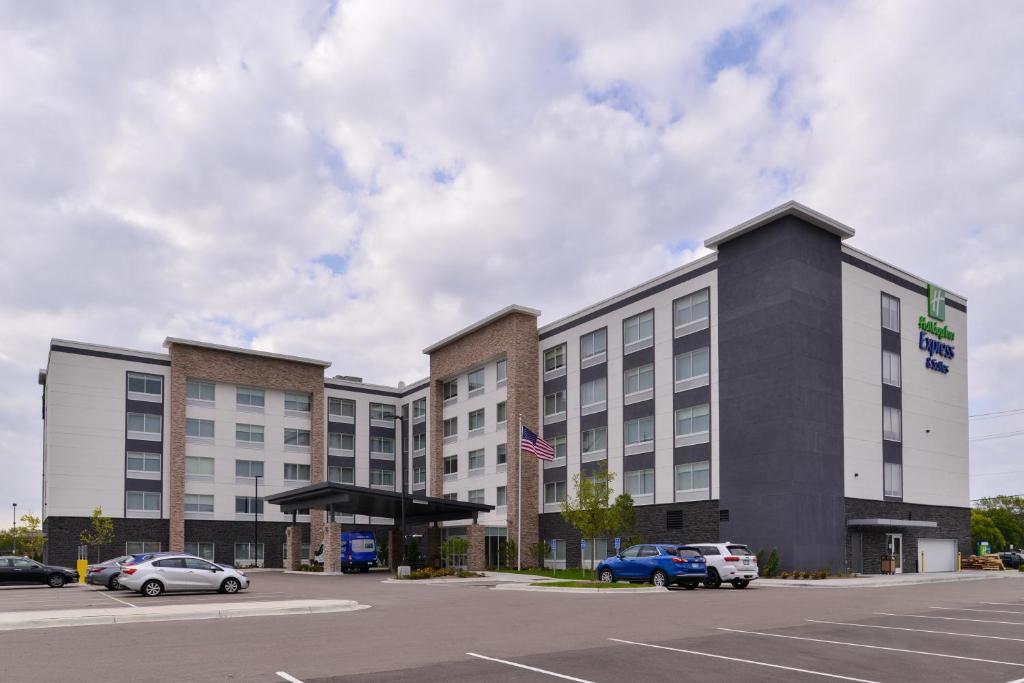 Holiday Inn Express & Suites - Mall of America - MSP Airport, an IHG Hotel Image