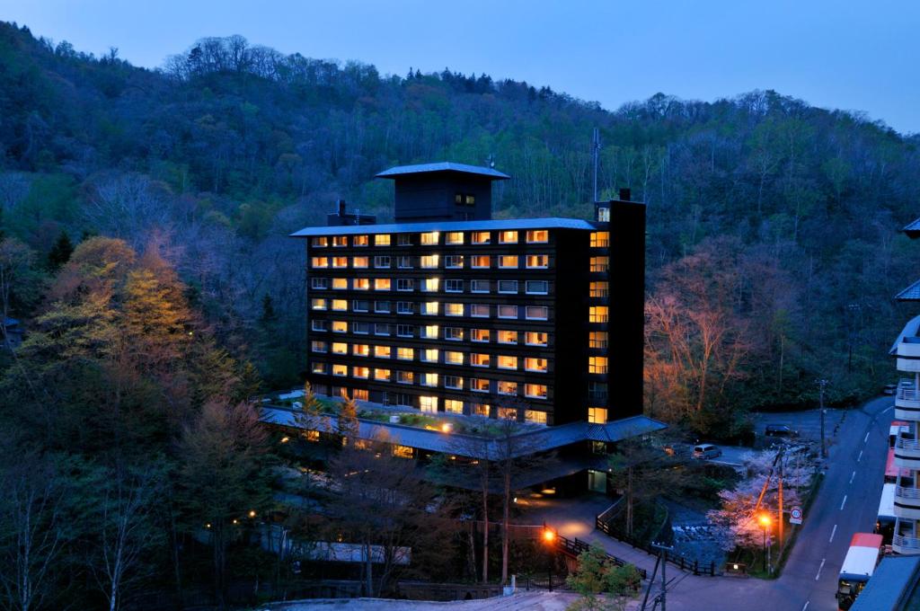 un bâtiment avec ses lumières allumées la nuit dans l'établissement Bourou NOGUCHI Noboribetsu (Adult Only), à Noboribetsu