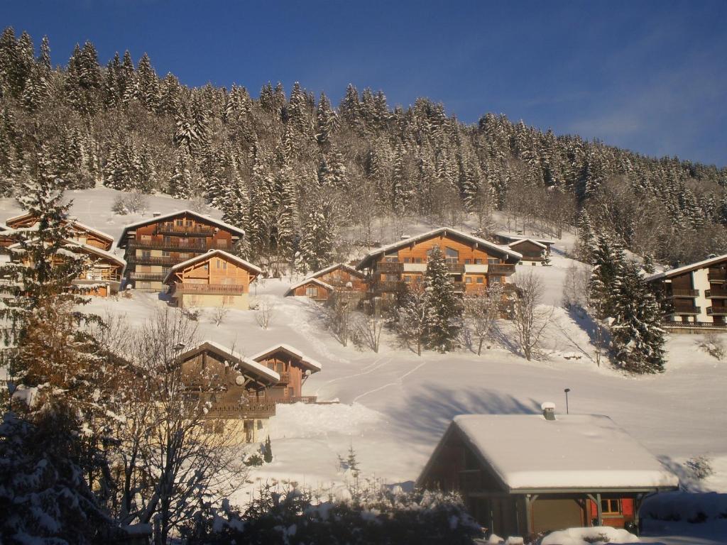 un chalet de ski dans la neige sur une montagne dans l'établissement Appartement centre-ville au calme Grande Terrasse et Garage, aux Gets