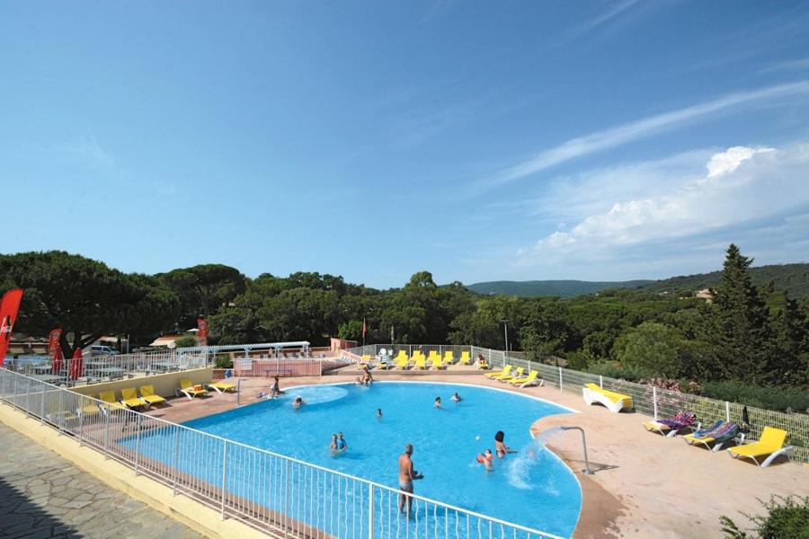 un groupe de personnes dans une piscine dans l'établissement Camping Montana Parc - Gassin Golfe de St Tropez - Maeva, à Gassin