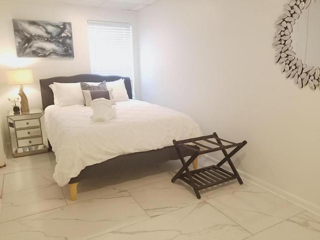 7BR- SLEEPS 15! Celebrity Villa! Great Rates!! Image