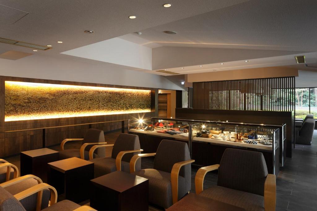 un restaurant avec des chaises et des tables et un bar dans l'établissement Kitanokaze Saryo (Adult Only), à Hakone