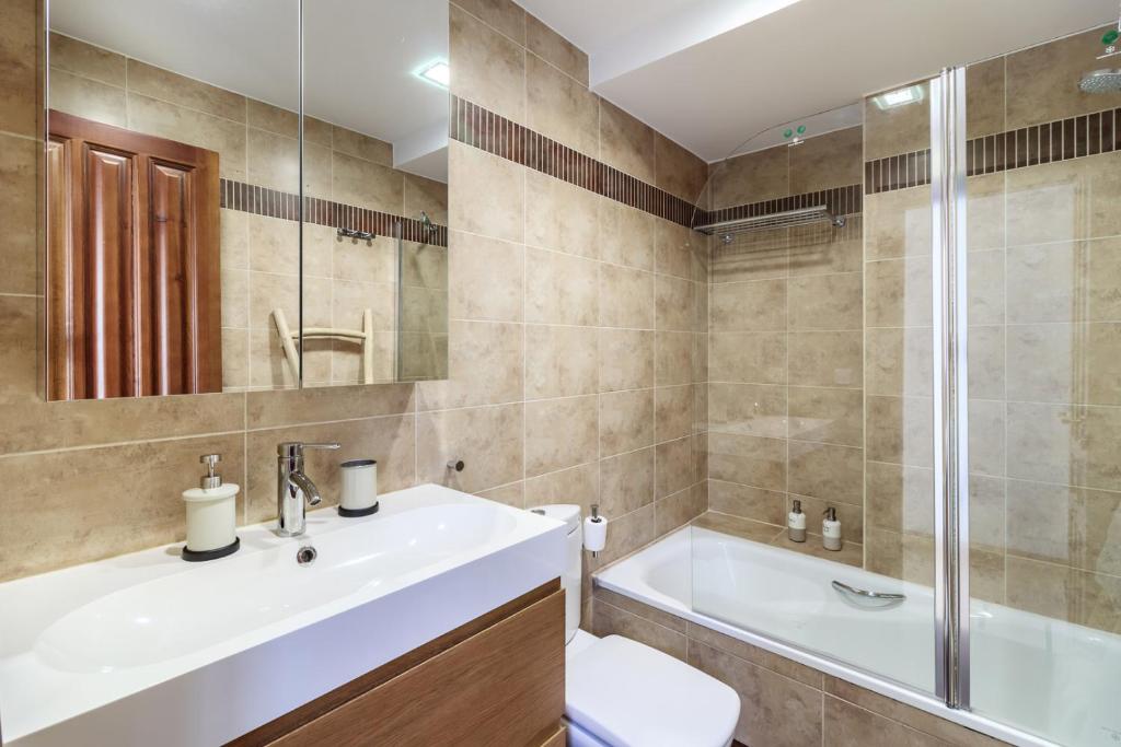 Beautiful Duplex-City Center. Parking by the house 3