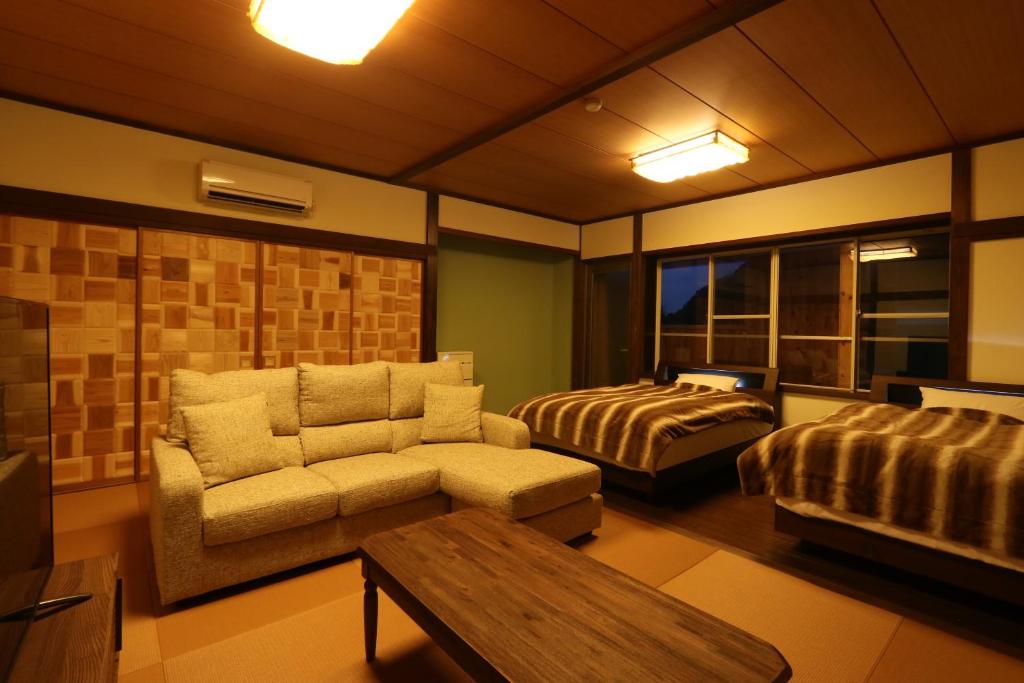 un salon avec un canapé et un lit dans l'établissement Amis Droles アミドローラ LIBERTY RESORT, à Kawazu 59 autres photos
