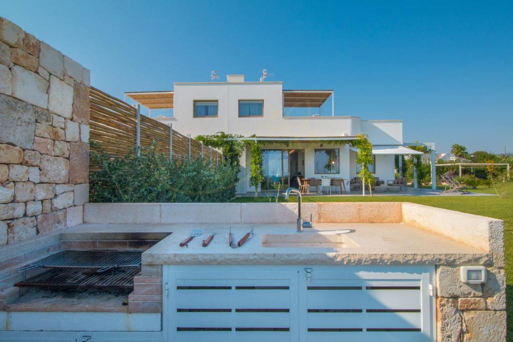 une cuisine avec un évier en face d'une maison dans l'établissement TD Villa Ponente Luxury Villa with Sea View Pool, à Monopoli 19 autres photos