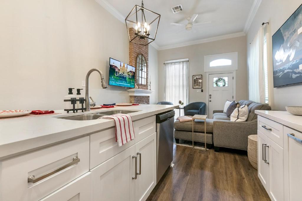 Urban Retreat Near French Quarter 4