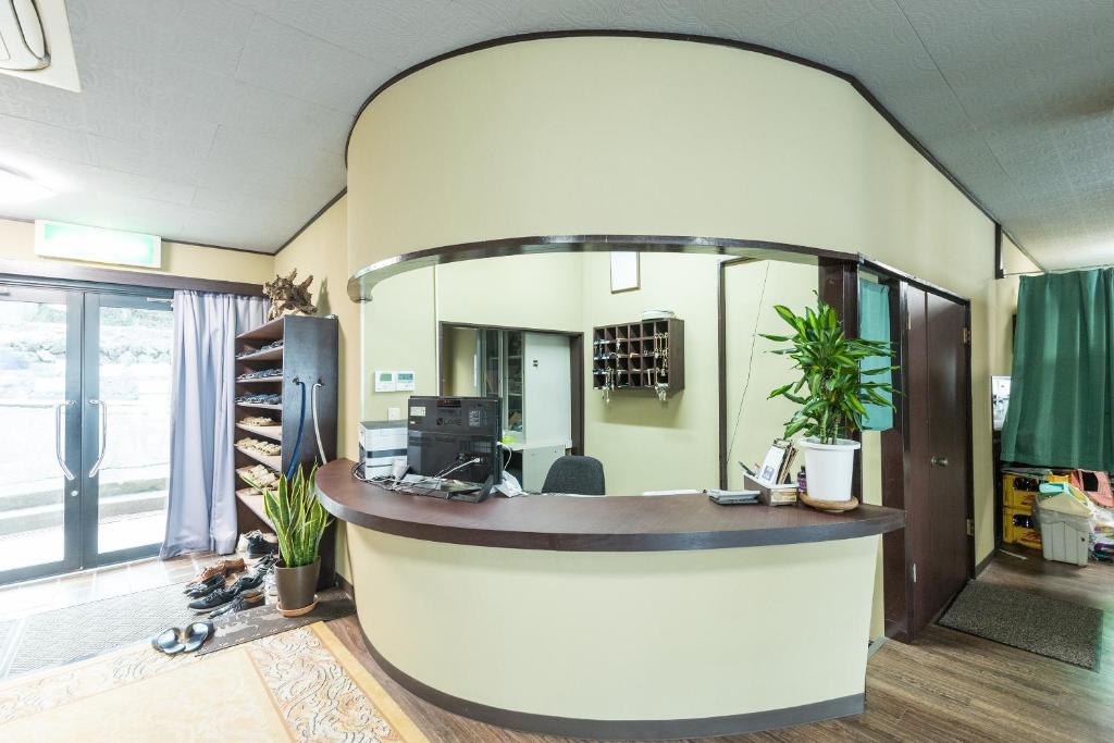 - un bureau avec un grand miroir dans la chambre dans l'établissement Tabist Miyoshi Ryokan Odawara Manazuru, à Odawara 26 autres photos