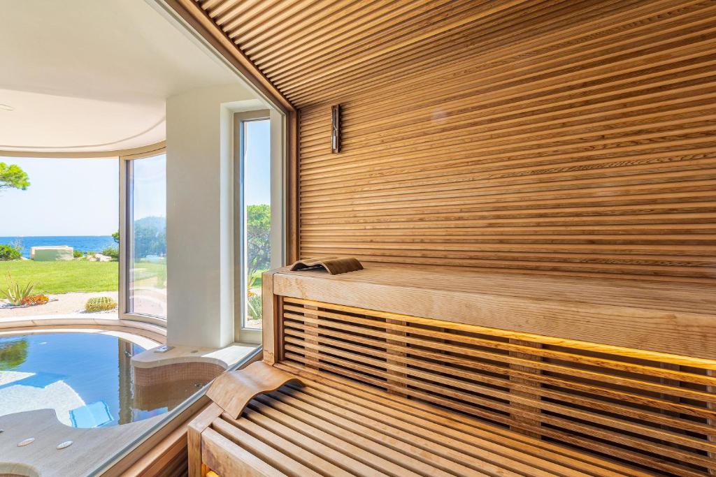 - un sauna avec vue sur la piscine dans l'établissement Centro Vacanze Isuledda, à Cannigione