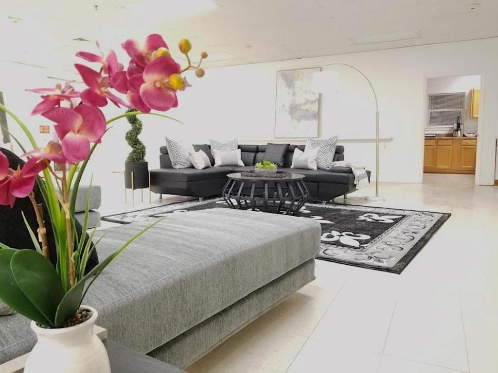 9BR-SLEEPS 19. Amazing Deal!! Image