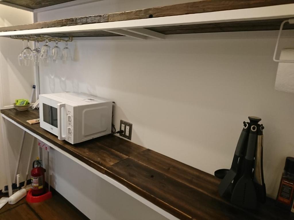 un micro-ondes posé sur un comptoir dans une cuisine dans l'établissement Miyajima Shiro, à Miyajima