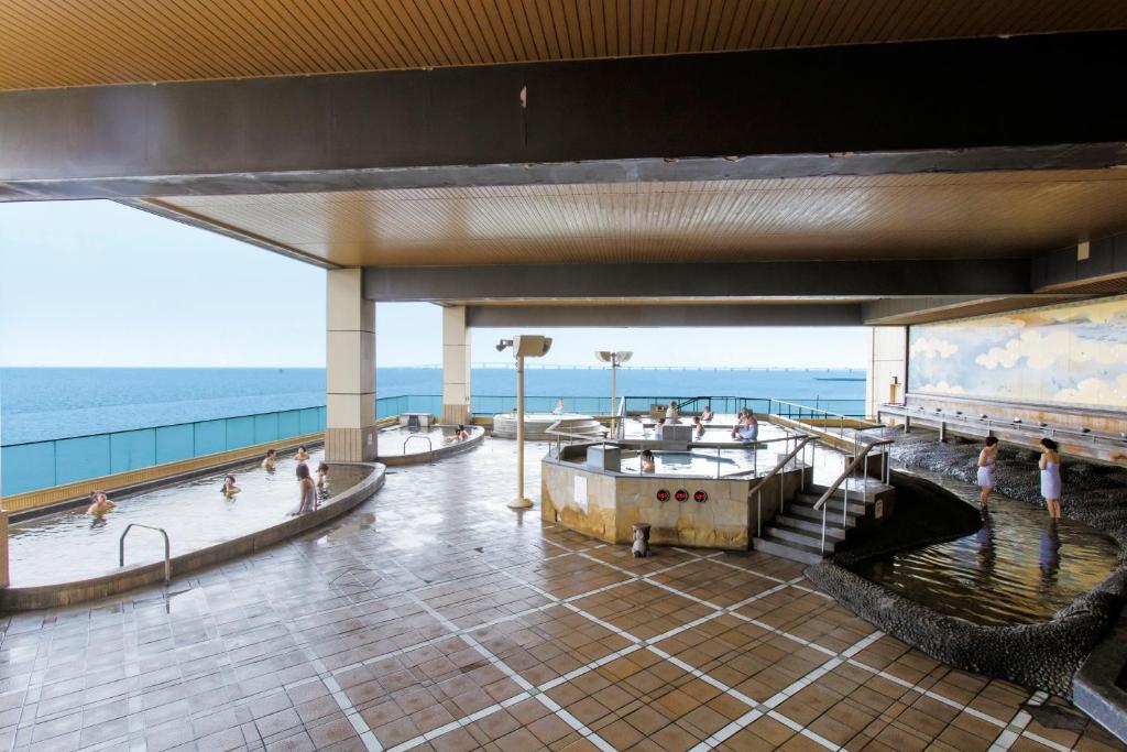 - une vue sur l'océan depuis le sommet d'un bâtiment dans l'établissement Ryugujo Spa Hotel Mikazuki Ryugutei, à Kisarazu