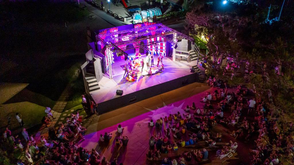 une vue d'ensemble d'une scène avec une foule de gens dans l'établissement Centro Vacanze Isuledda, à Cannigione 48 autres photos