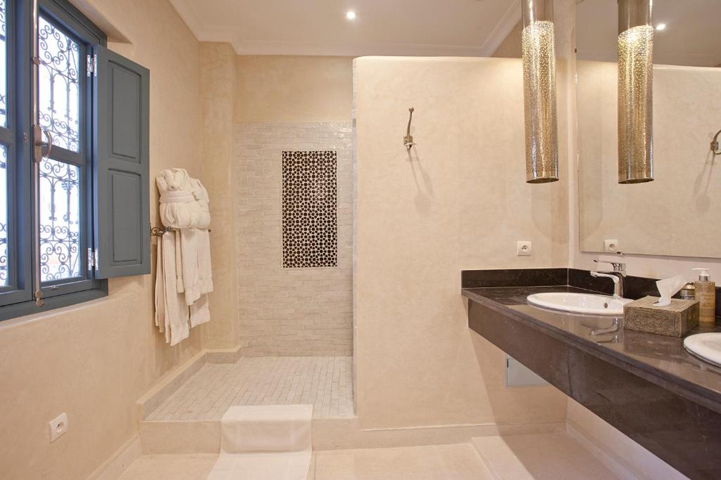 une salle de bain avec une douche, un lavabo et une baignoire dans l'établissement Riad AL RIAD, à Marrakech