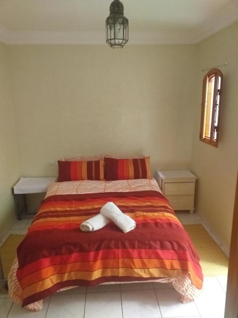 une chambre avec un lit avec deux serviettes dessus dans l'établissement Riad Lalla Zahra, à Marrakech