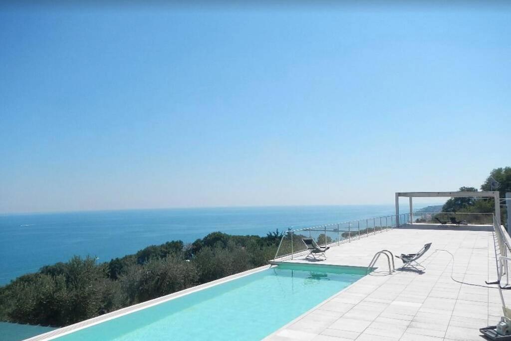 une piscine avec vue sur l'océan dans l'établissement Stunning Design Villa with unique 180º sea views, à Marina di San Vito