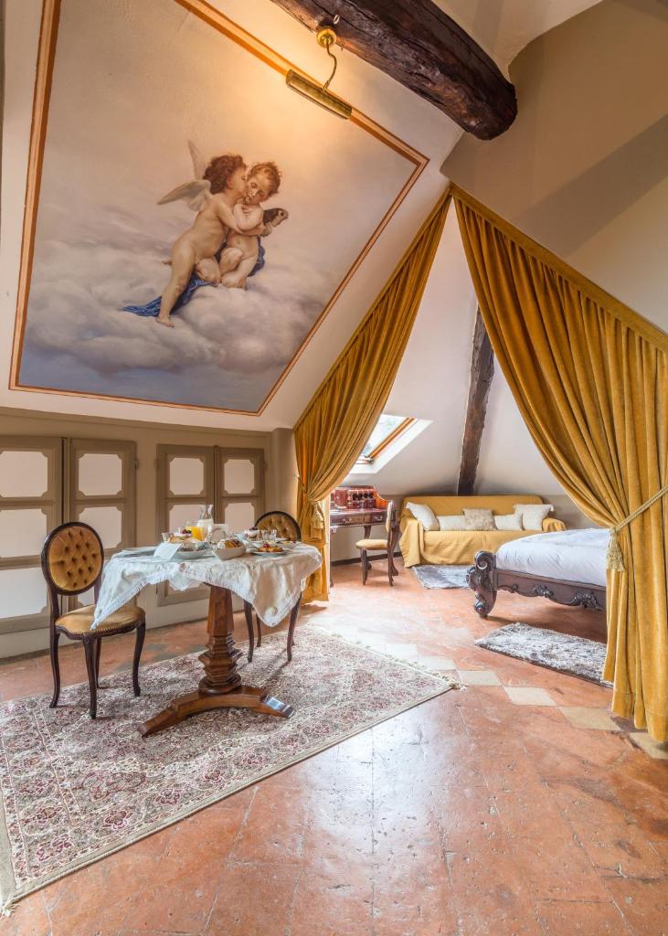 une chambre avec une peinture d'un ange au plafond dans l'établissement The Lake Como Villa, à Menaggio 24 autres photos