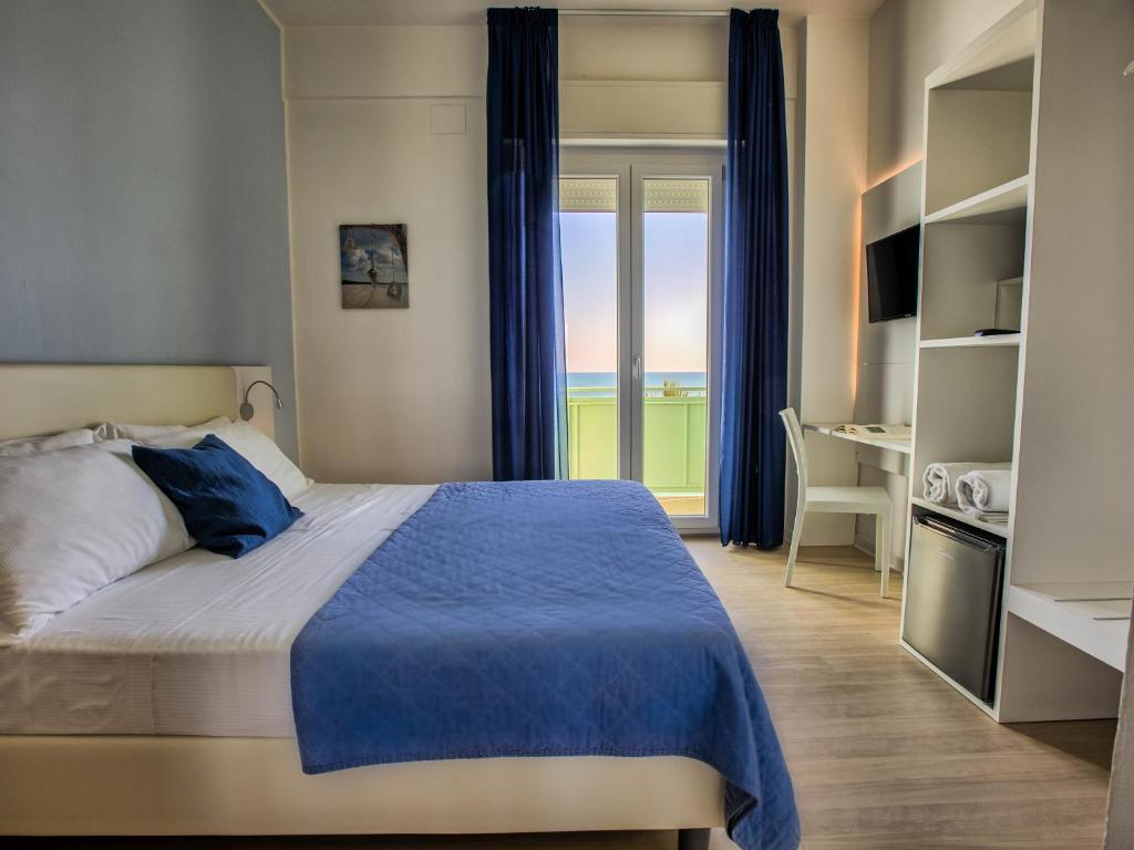 une chambre avec un lit et une vue sur l'océan dans l'établissement San Marco, à Marotta 52 autres photos