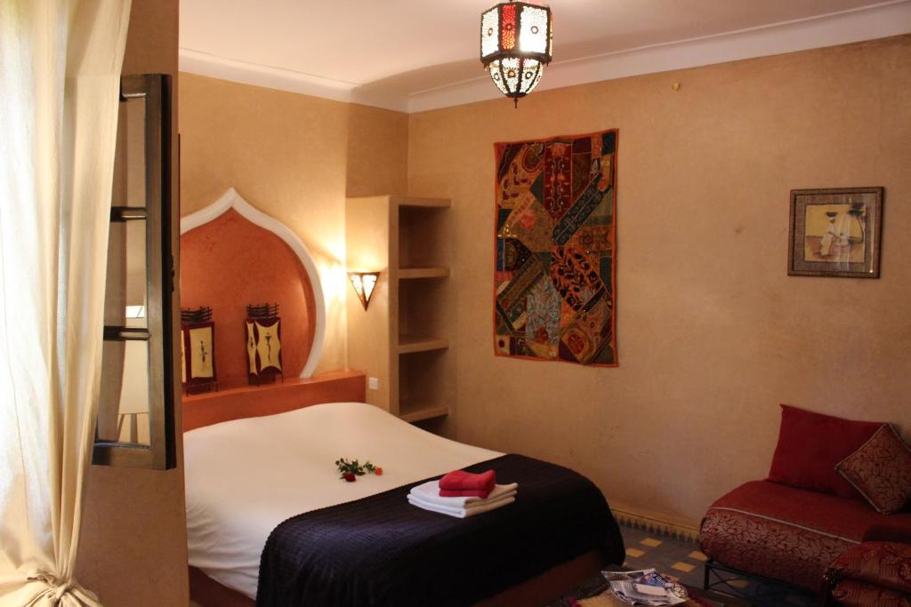 une chambre d'hôtel avec un lit et un canapé dans l'établissement Riad Salmiya Dune, à Essaouira
