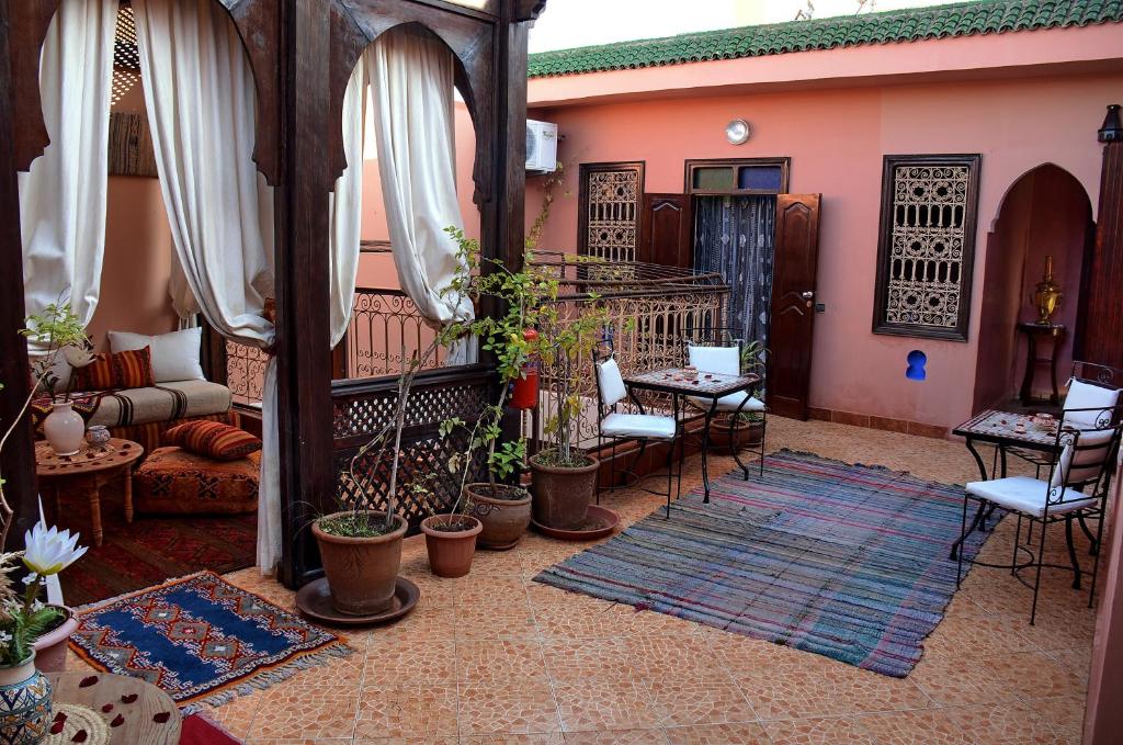un salon rempli de nombreuses plantes en pot dans l'établissement Dar LEULEU, à Marrakech