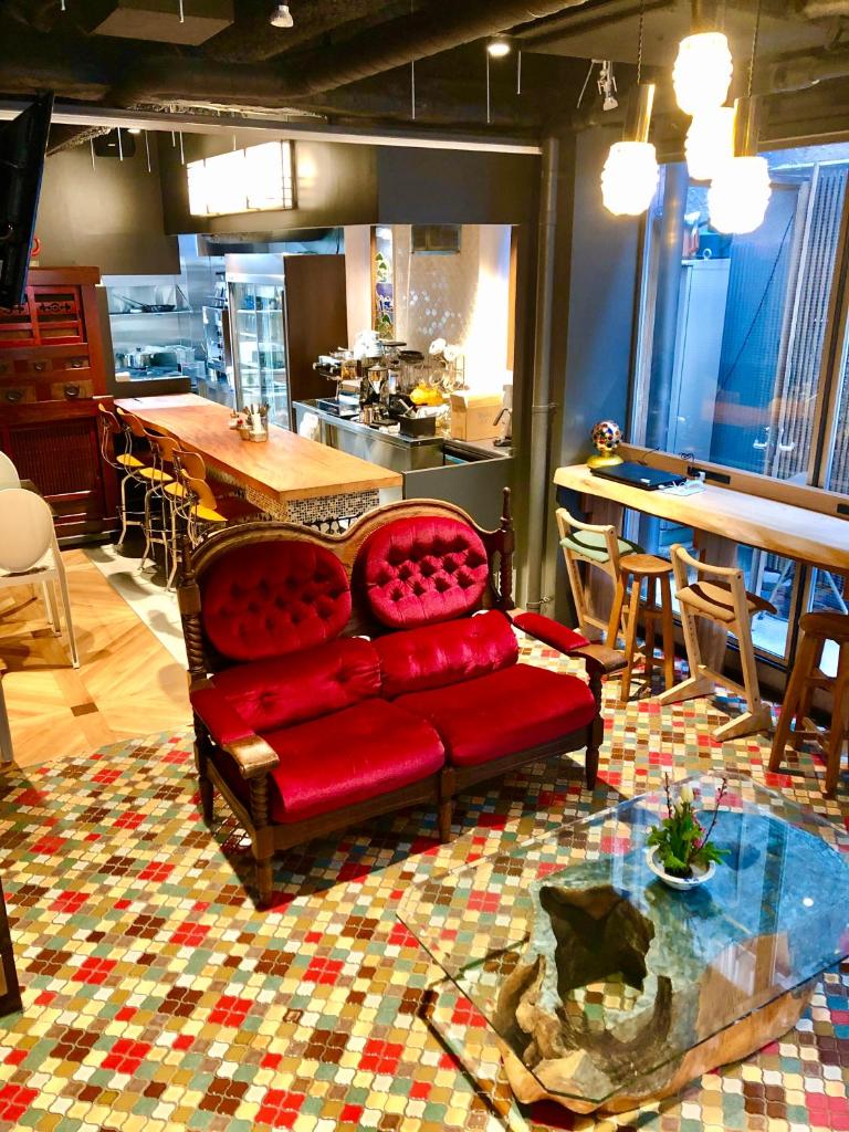 un salon avec un canapé rouge et une table dans l'établissement Andon Ryokan, à Tokyo