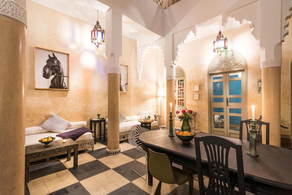 un salon avec une table et un canapé dans l'établissement Riad Hissan, à Marrakech